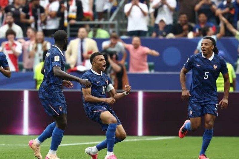 الديوك تحلق نحو دور الـ32: فرنسا تهزم العراق بثلاثية وتتأهل في كأس العالم 2026