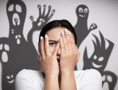 مشاركة الصدمات النفسية على وسائل التواصل الاجتماعي: بين الحاجة للشفاء وخطر التفاقم