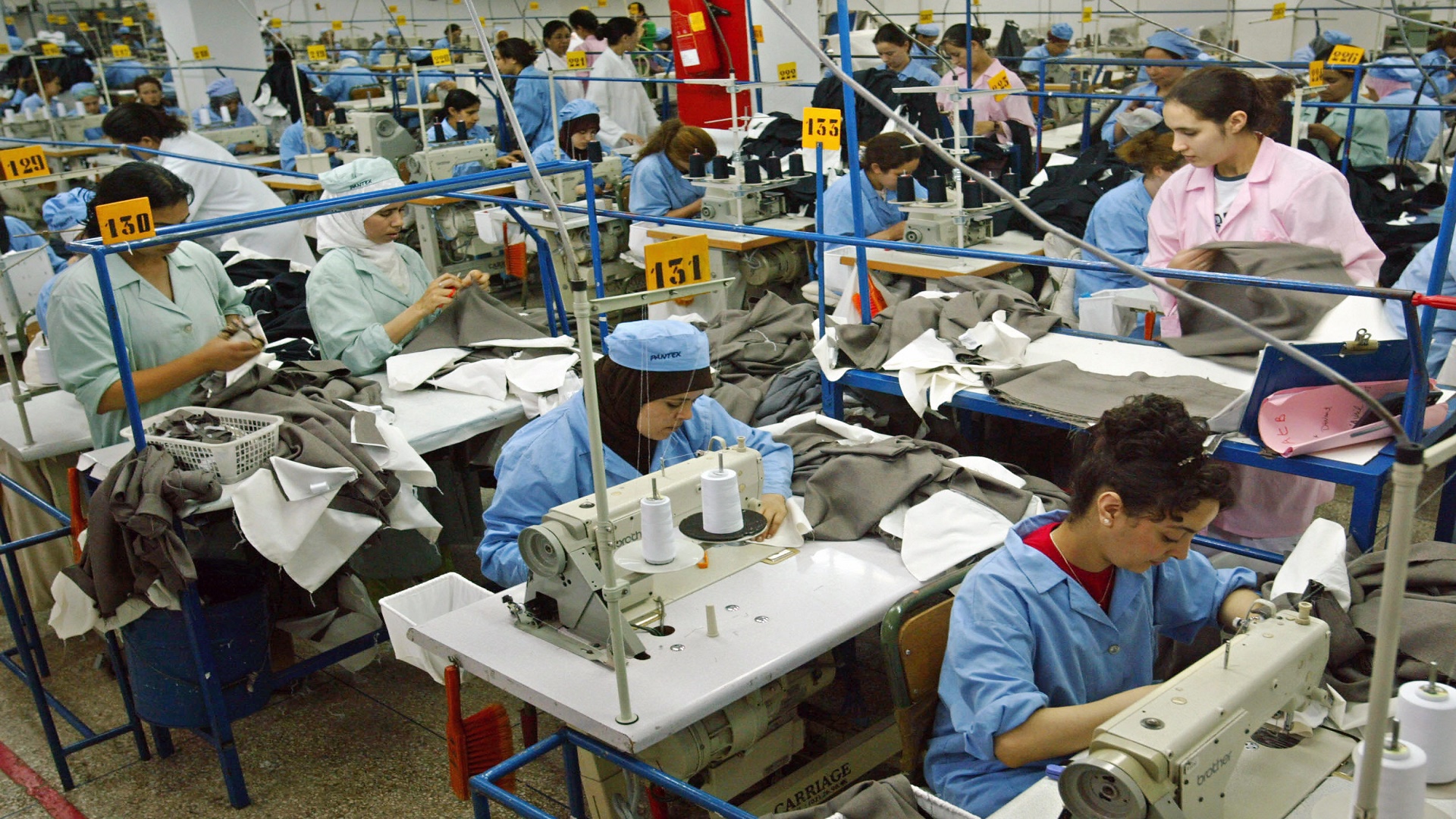 TO GO WITH AFP STORY IN FRENCH BY ISABELLE WESSELINGH AND OUERDYA AIT ABDELMALEK : "MARSEILLE, LABORATOIRE BOUILLONNANT DE LA COOPERATION EN MEDITERRANEE". (FILES) - A photo taken 27 April 2005 in Casablanca, shows employees of the textile and clothing company Pantex working on sewing machines. AFP PHOTO / ABDELHAK SENNA (Photo credit should read ABDELHAK SENNA/AFP/Getty Images)